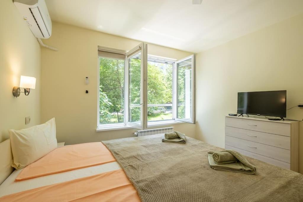 Top Location, Brand New 3 Bdrm Apt & Free Parking Sofia Luaran gambar