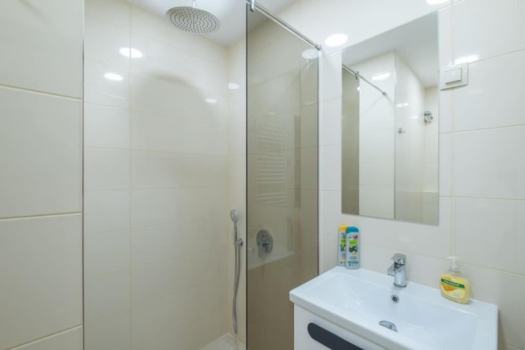 Top Location, Brand New 3 Bdrm Apt & Free Parking Sofia Luaran gambar