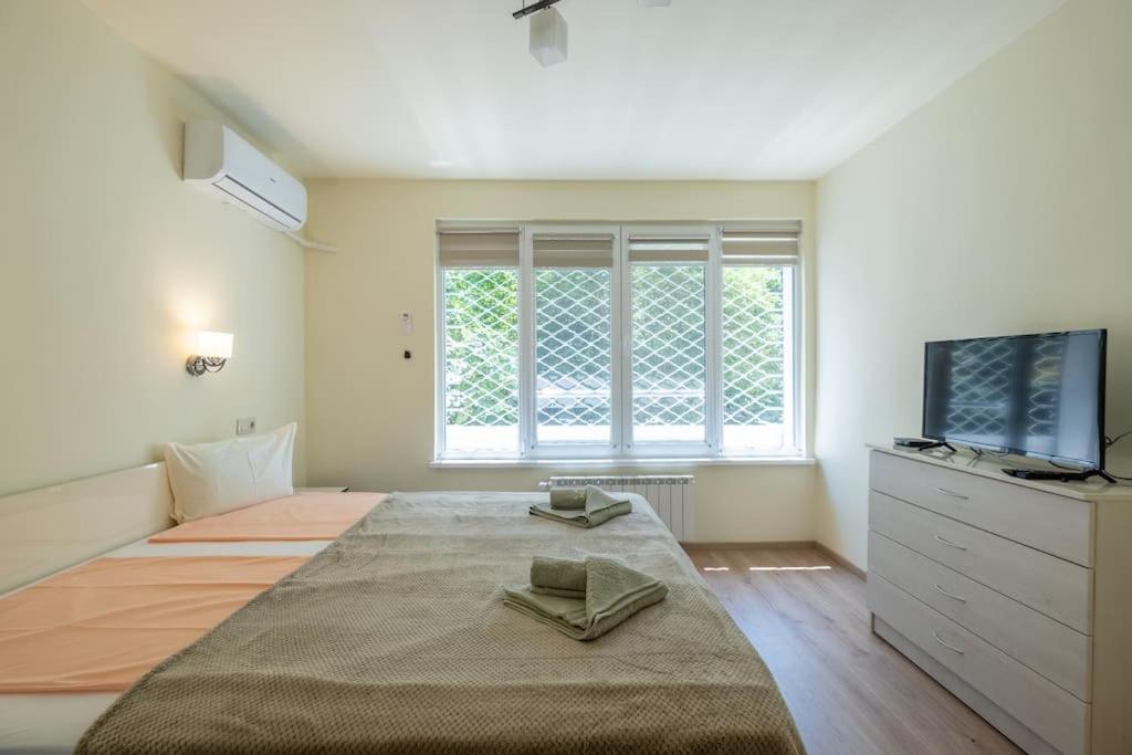 Top Location, Brand New 3 Bdrm Apt & Free Parking Sofia Luaran gambar