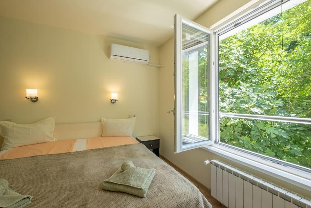 Top Location, Brand New 3 Bdrm Apt & Free Parking Sofia Luaran gambar