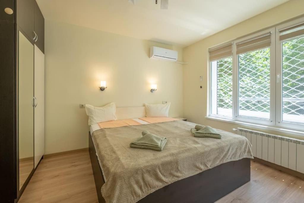 Top Location, Brand New 3 Bdrm Apt & Free Parking Sofia Luaran gambar