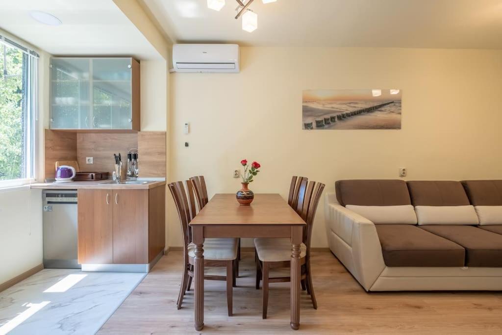 Top Location, Brand New 3 Bdrm Apt & Free Parking Sofia Luaran gambar