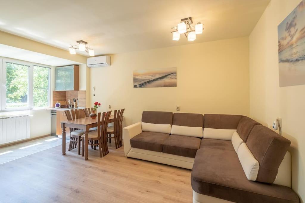 Top Location, Brand New 3 Bdrm Apt & Free Parking Sofia Luaran gambar